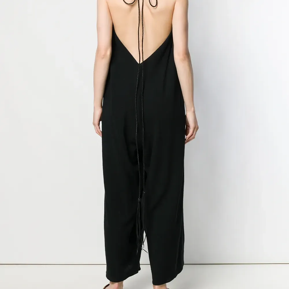 комбинезон с глубоким V-образным вырезом