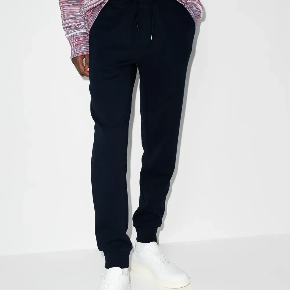 Спортивные брюки с вышитым логотипом