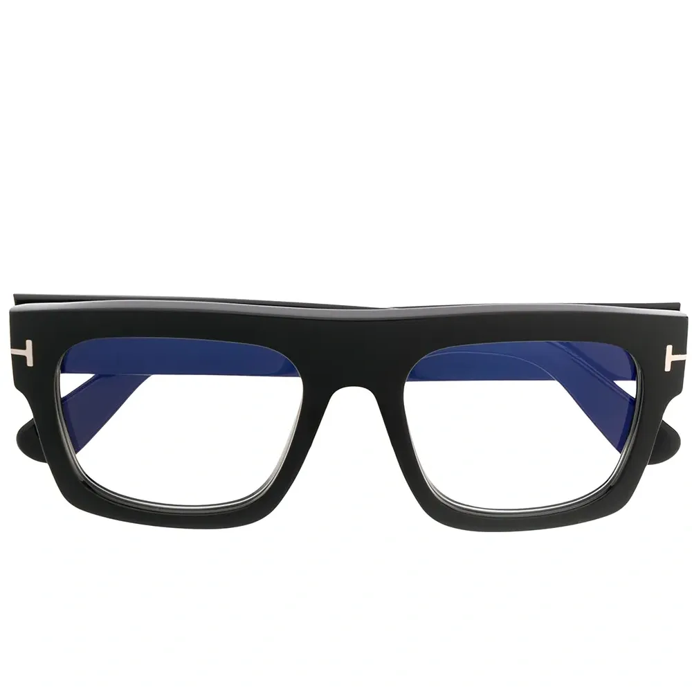 Очки в квадратной оправе