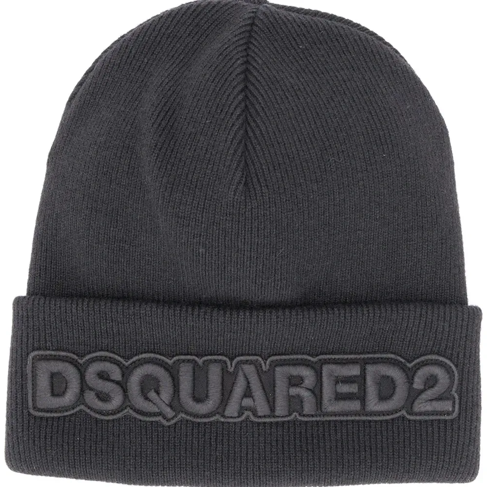 Шапка с вышитым логотипом