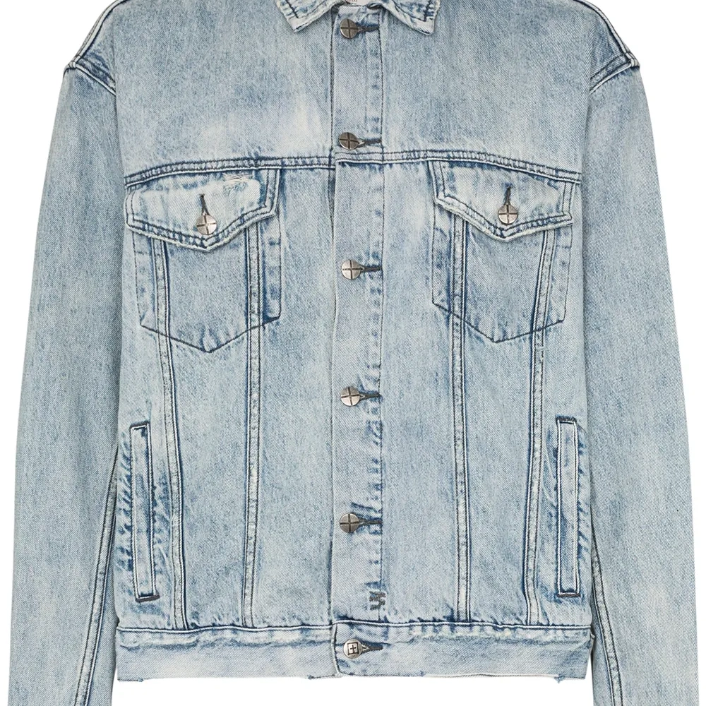 Джинсовая куртка из вареного денима