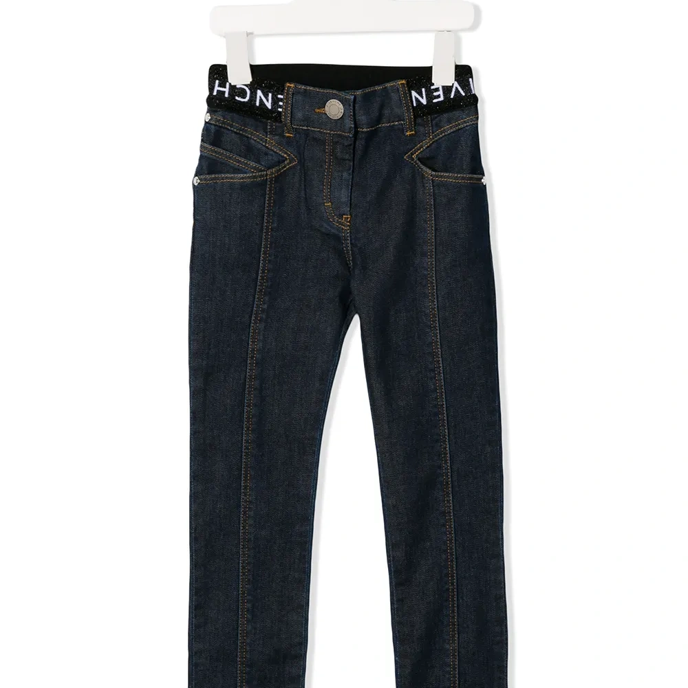 Джинсы с логотипом на поясе