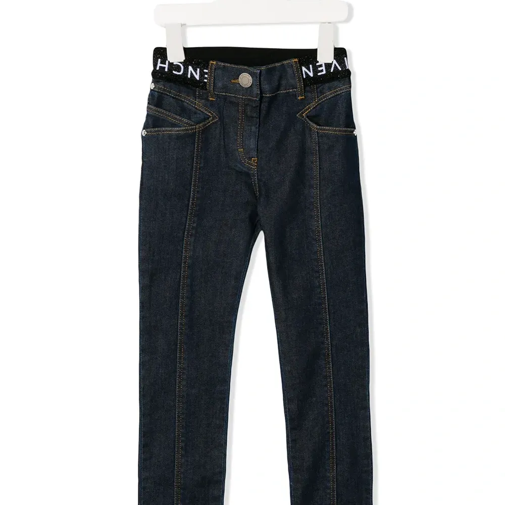 Джинсы с логотипом на поясе