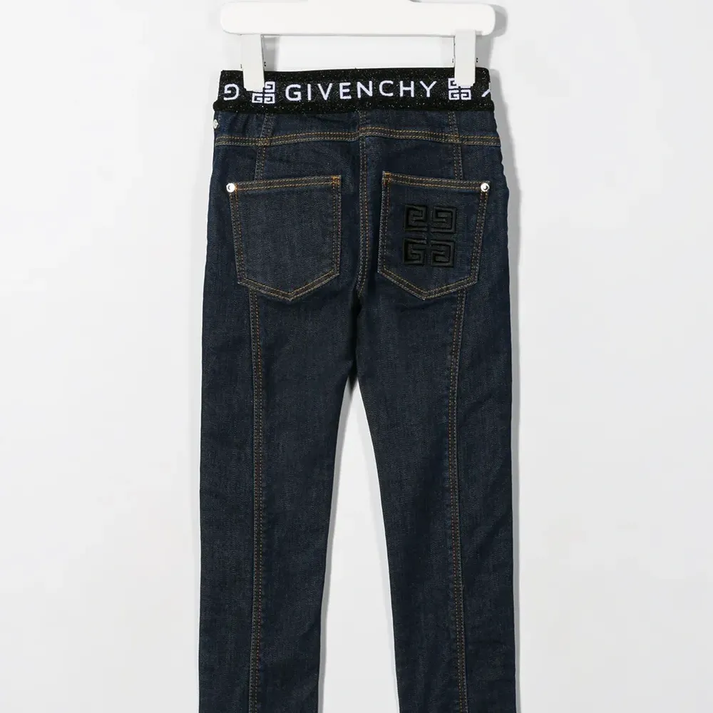 Джинсы с логотипом на поясе