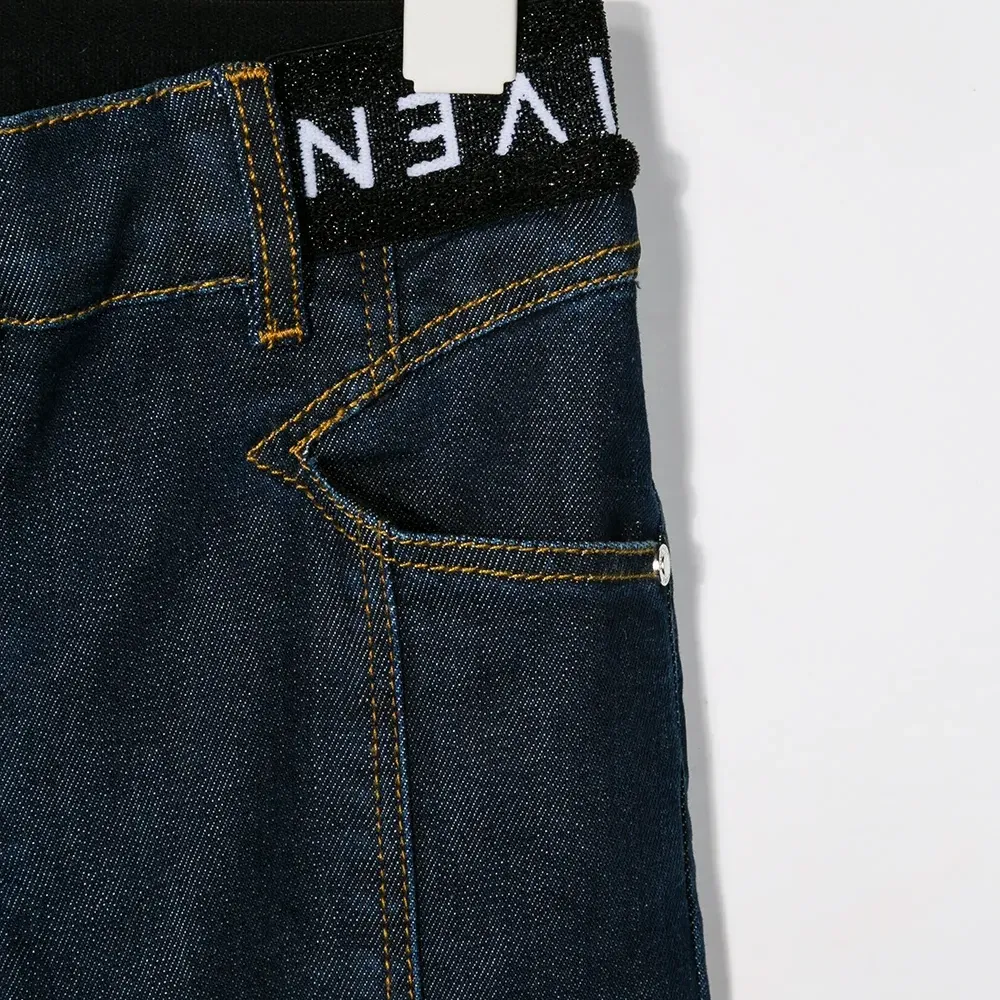 Джинсы с логотипом на поясе