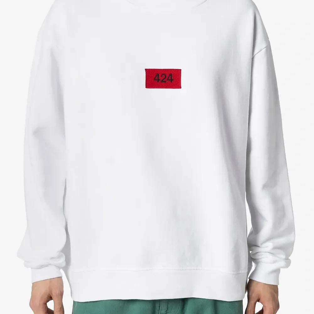 толстовка с нашивкой-логотипом