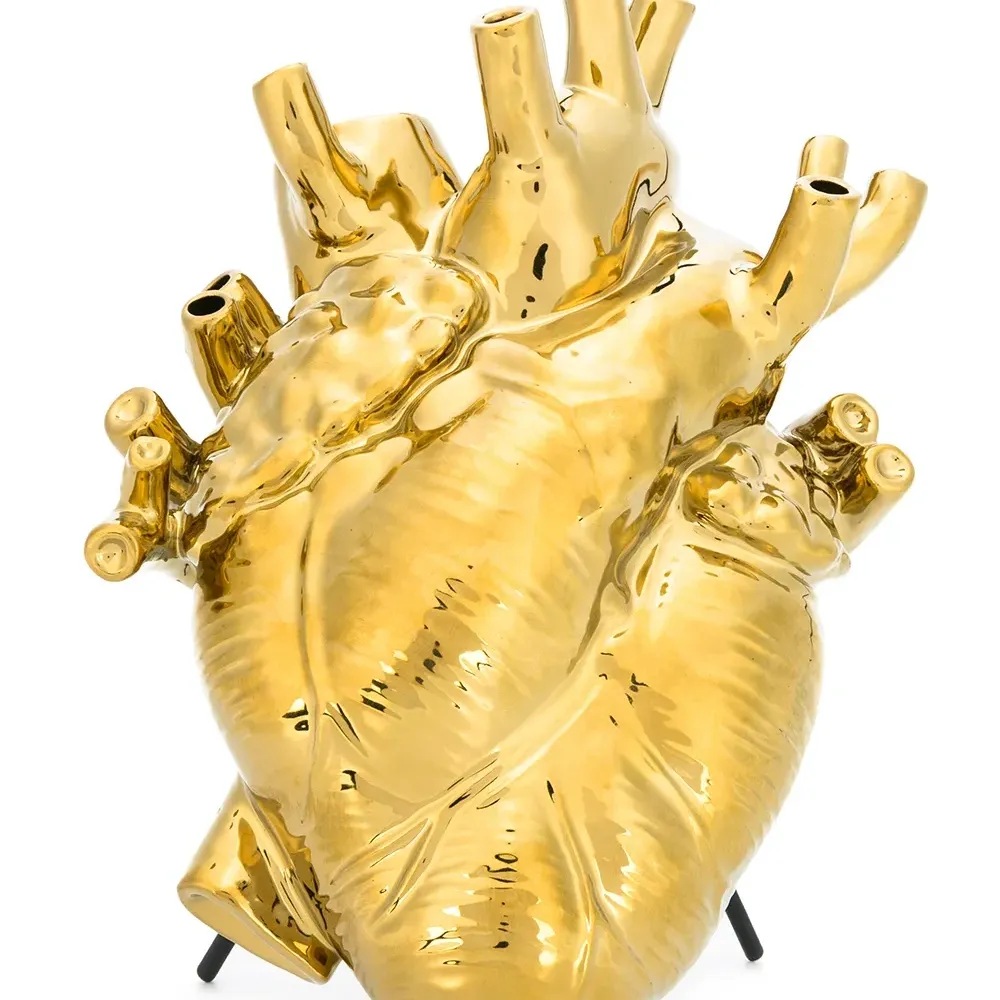 Скульптура в форме сердца