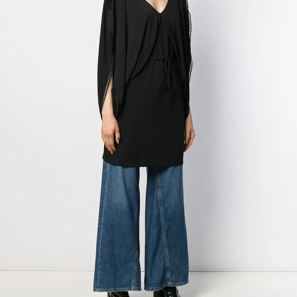 Платье из джерси с V-образным вырезом