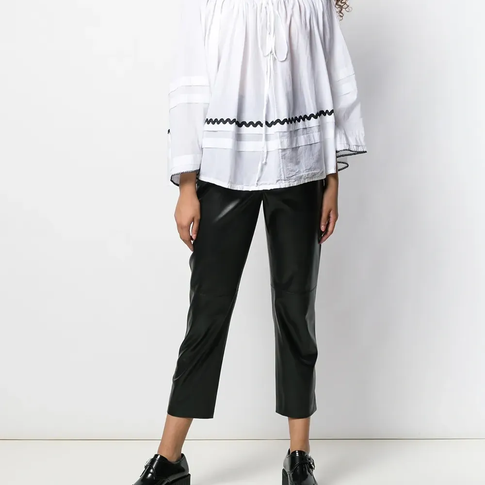 Топ с завязками на воротнике