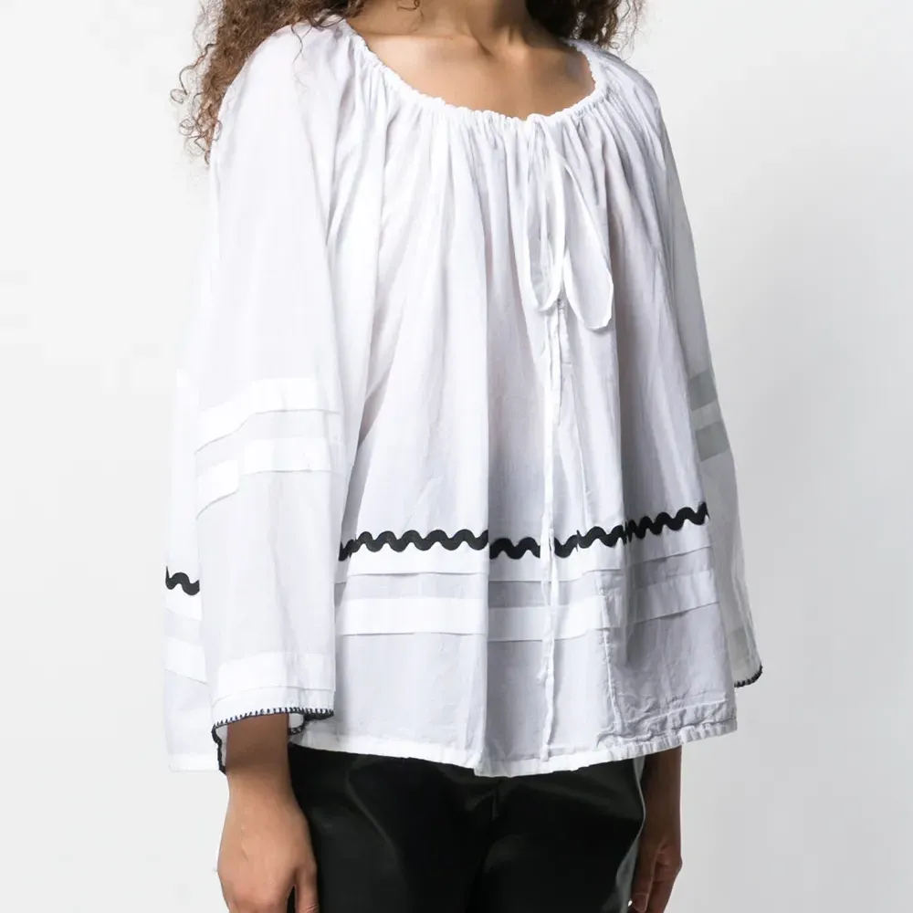 Топ с завязками на воротнике