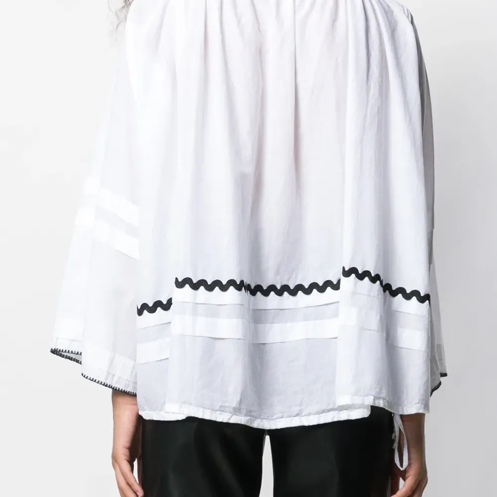 Топ с завязками на воротнике