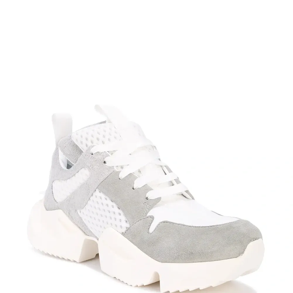 Кроссовки со вставками