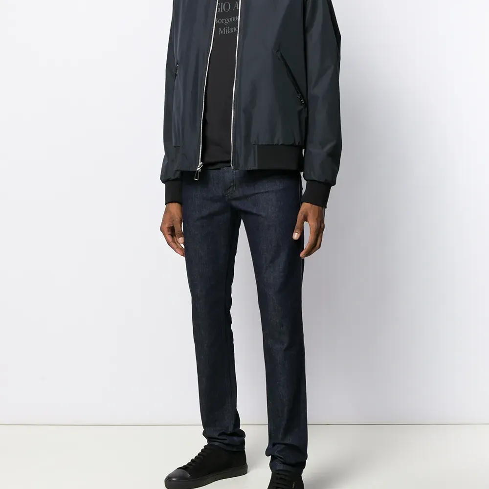 футболка с логотипом