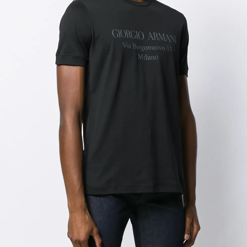 футболка с логотипом