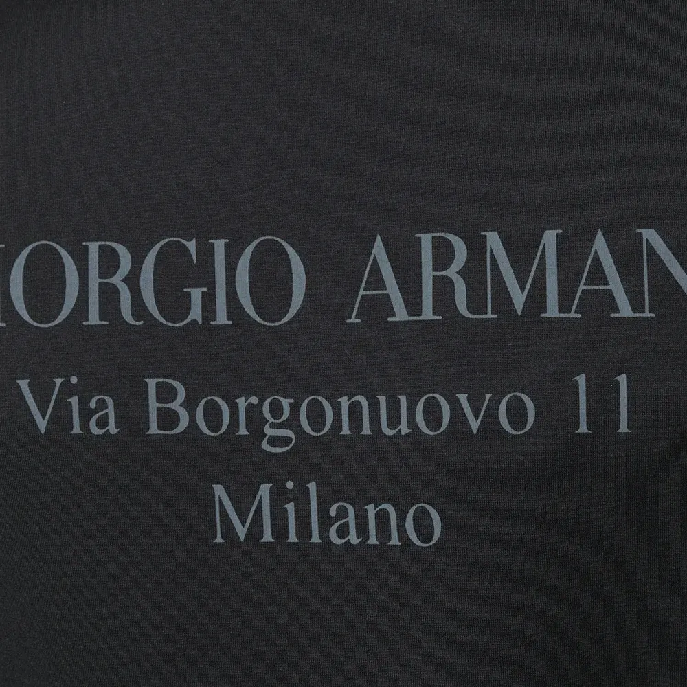 футболка с логотипом