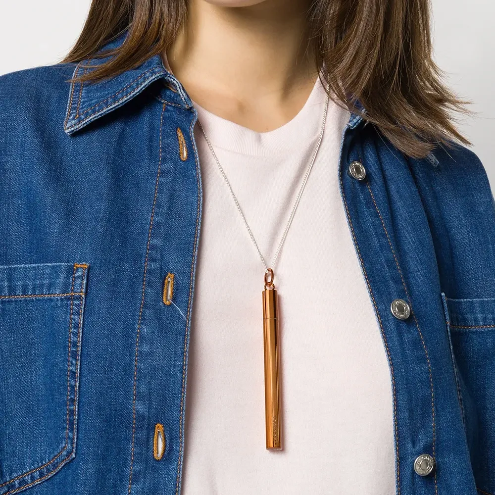 Колье с крупным кулоном