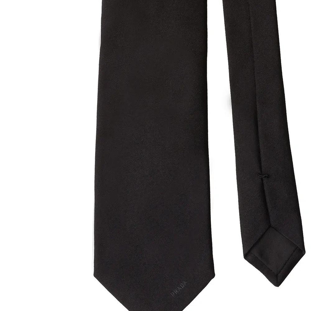 Атласный галстук с заостренным концом Атласный галстук с заостренным концом