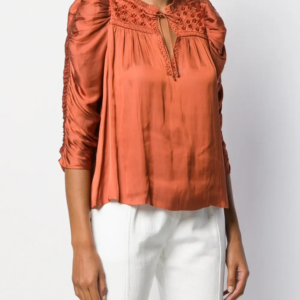 Блузка с пышными рукавами и сборками