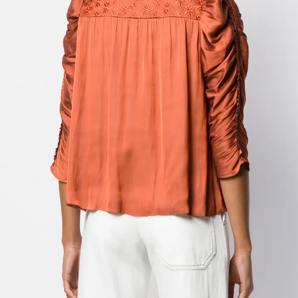 Блузка с пышными рукавами и сборками