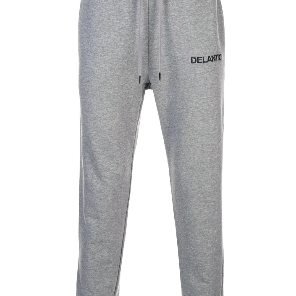 Спортивные брюки с вышитым логотипом