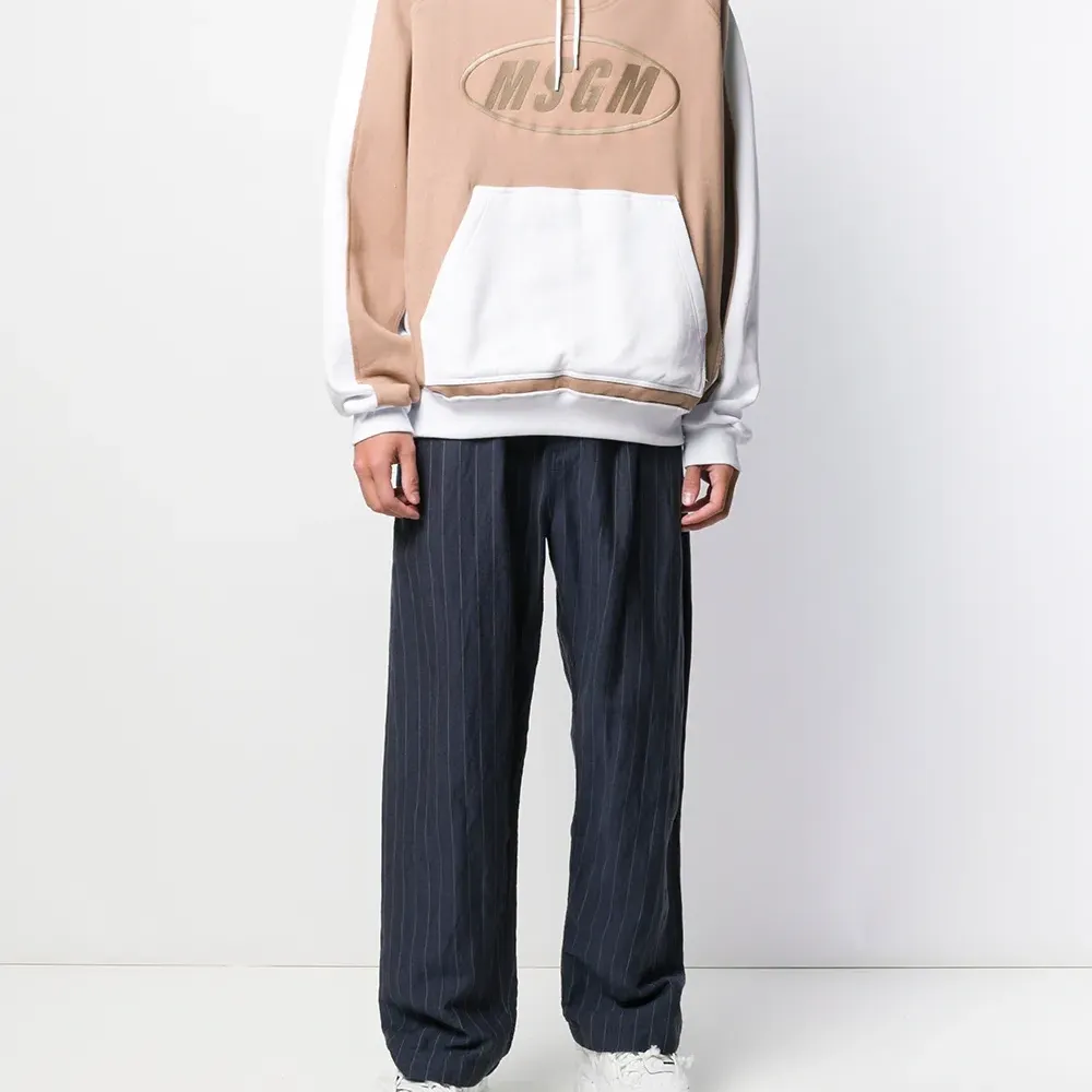 Толстовка с капюшоном и логотипом