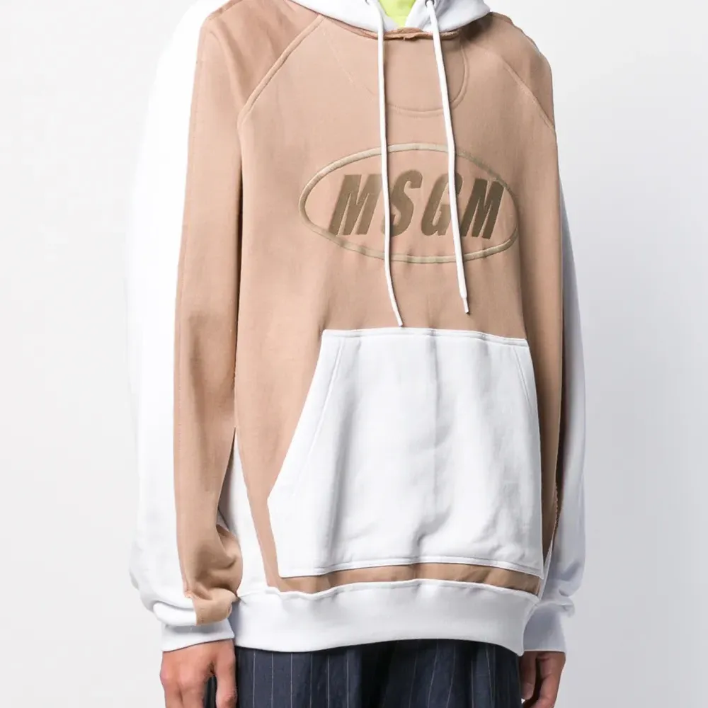 Толстовка с капюшоном и логотипом