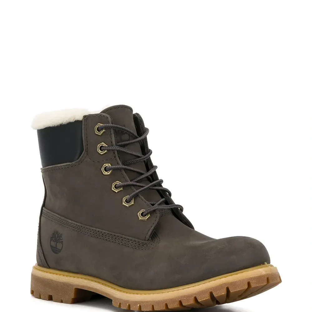 Ботинки на шнуровке