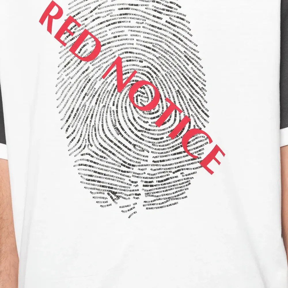 футболка с принтом Red Notice