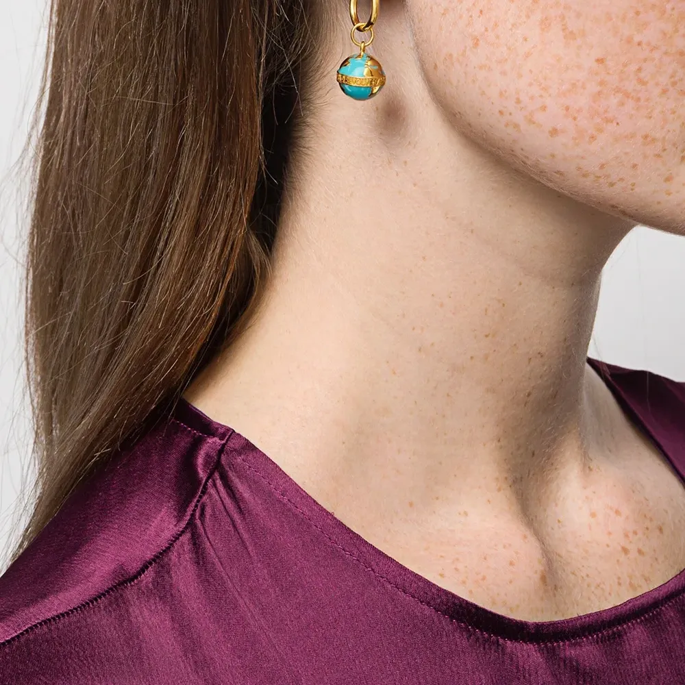 Серьга с подвеской в виде глобуса