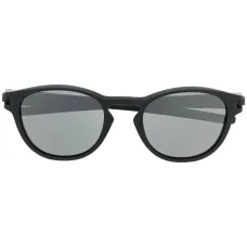 Солнцезащитные очки с затемненными линзами