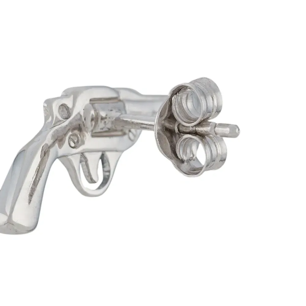 Серьга-гвоздик в форме пистолета