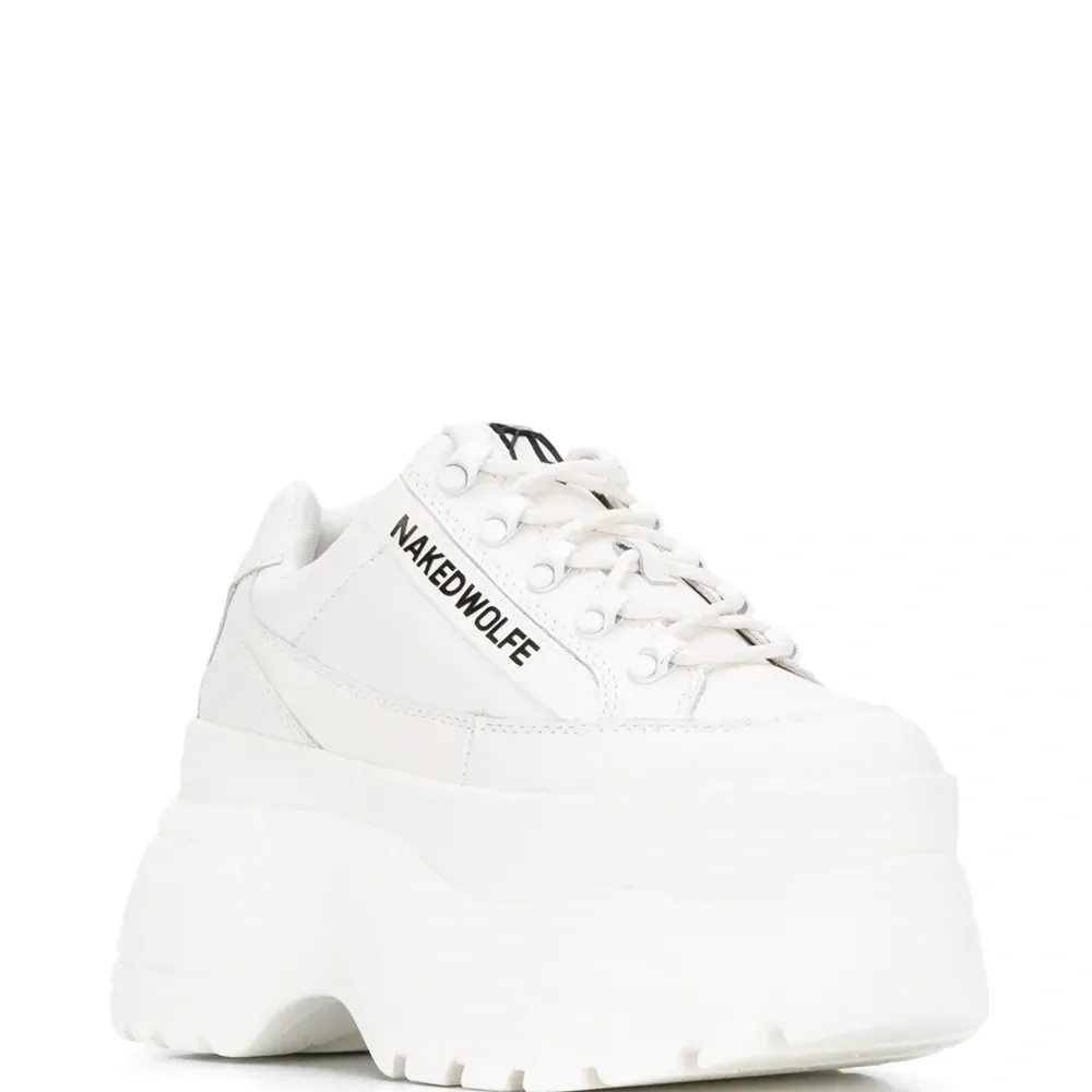 Кроссовки на рифленой подошве