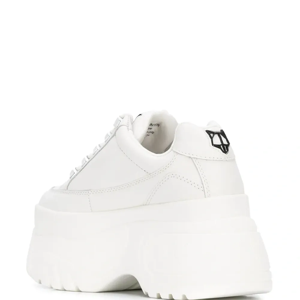 Кроссовки на рифленой подошве