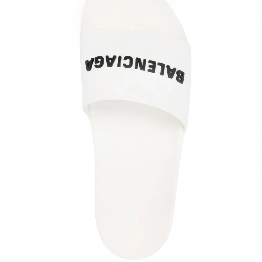 Шлепанцы с тисненым логотипом