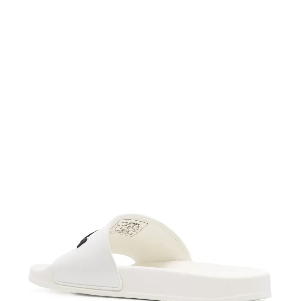 Шлепанцы с тисненым логотипом