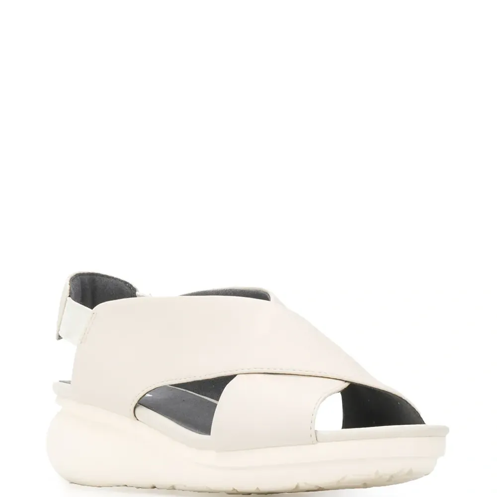 Сандалии с эластичным ремешком на пятке