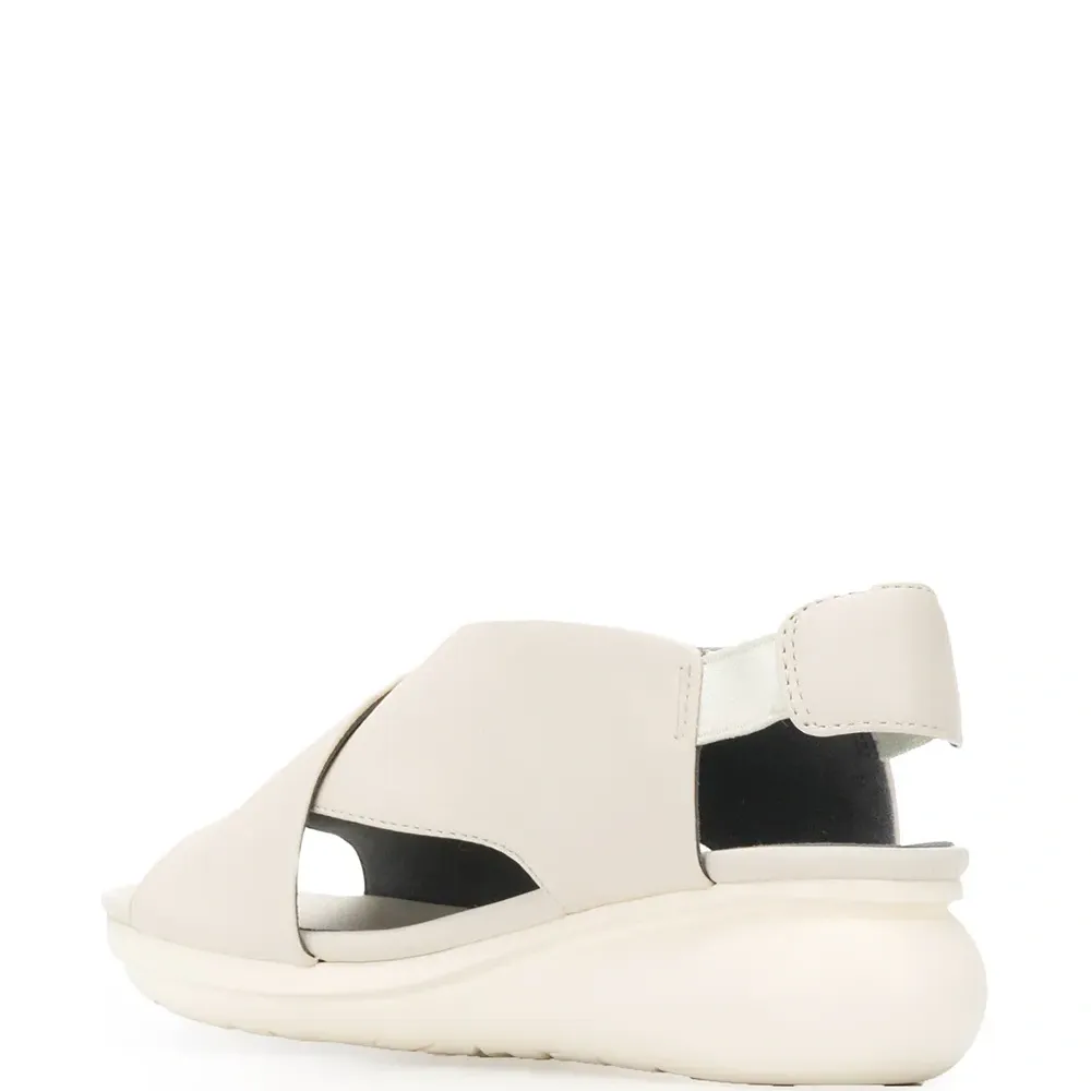 Сандалии с эластичным ремешком на пятке