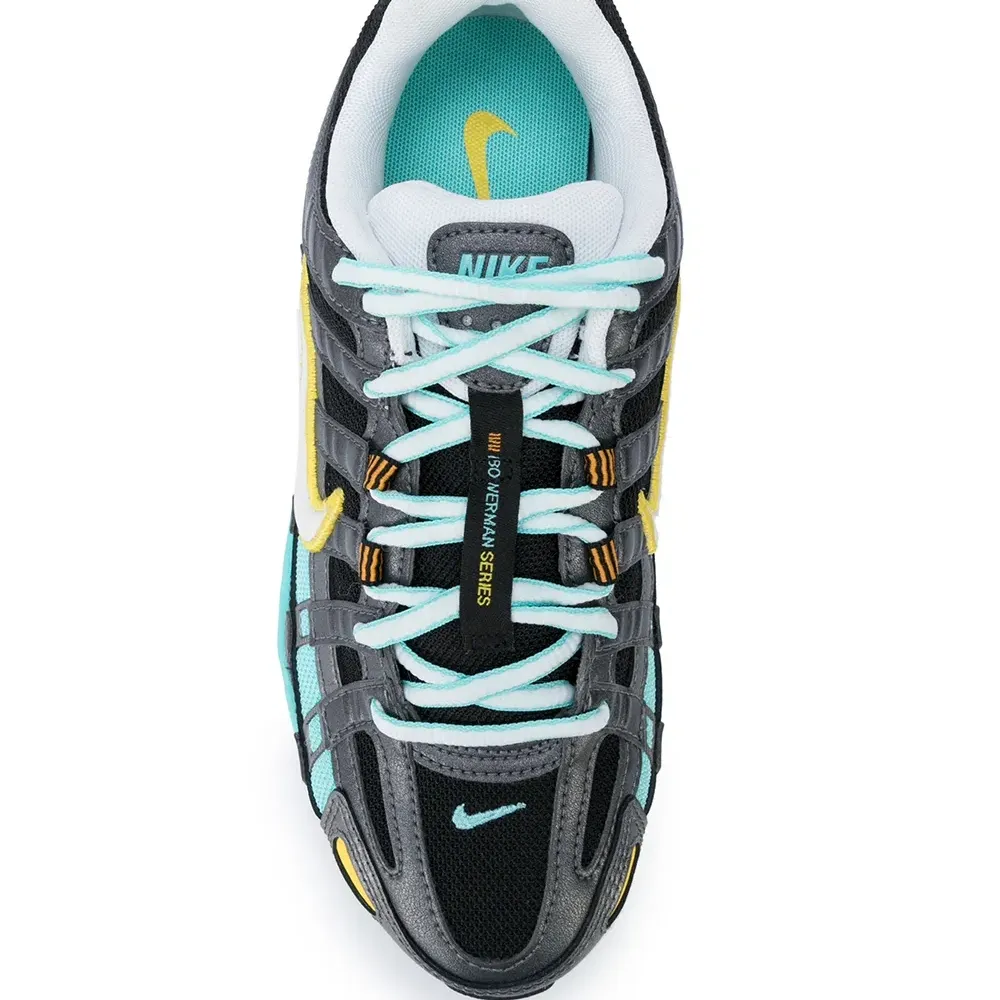 Кроссовки на шнуровке