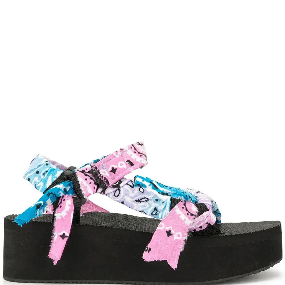 Сандалии на платформе