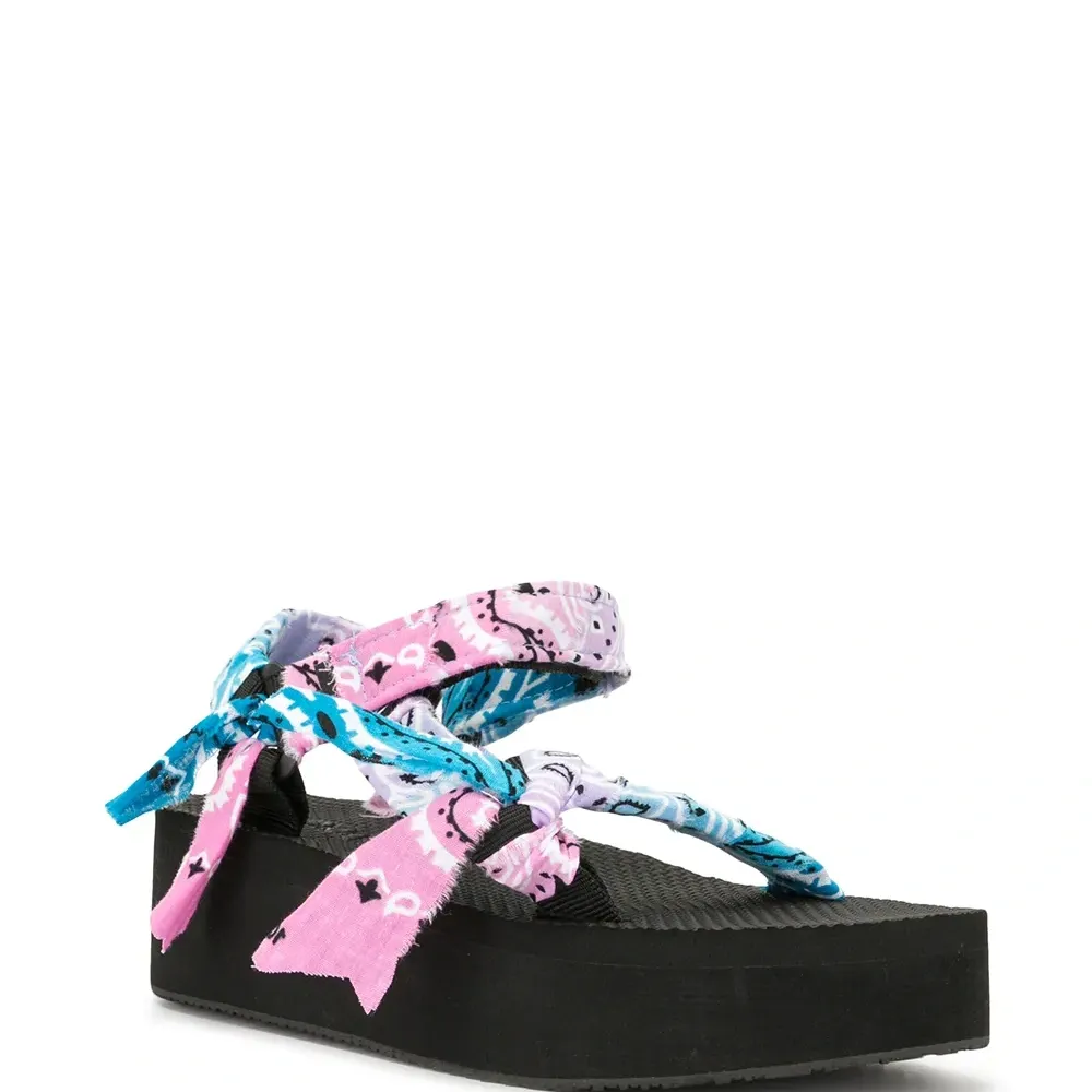 Сандалии на платформе