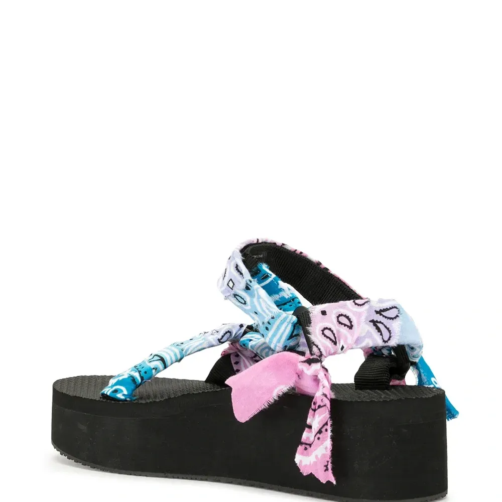 Сандалии на платформе