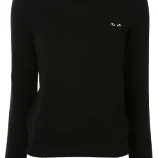 Свитер с вышитым логотипом