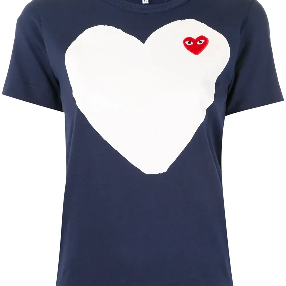 Футболка с нашивкой-логотипом