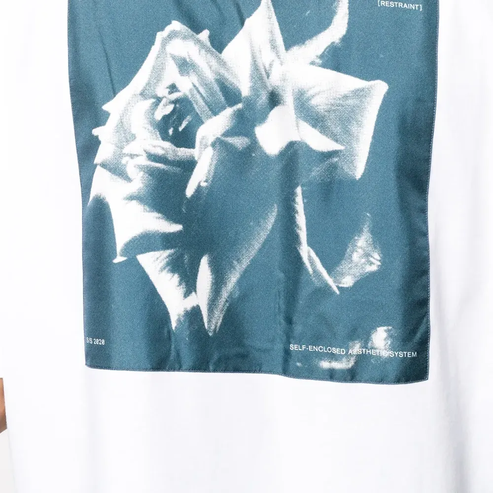 Футболка с цветочным принтом и логотипом