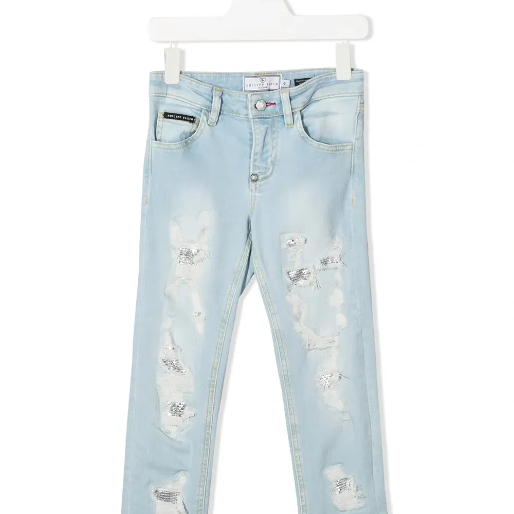 Прямые джинсы с эффектом потертости