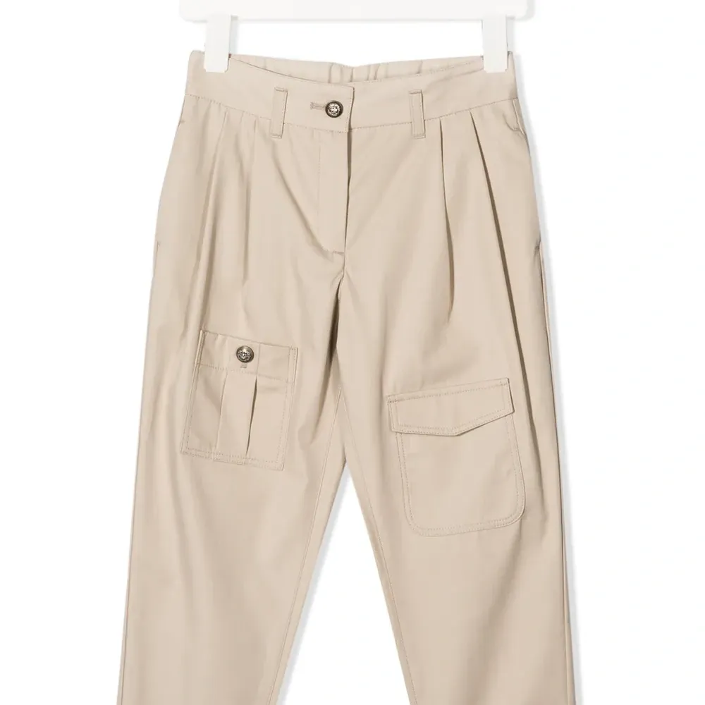 брюки с карманами и складками