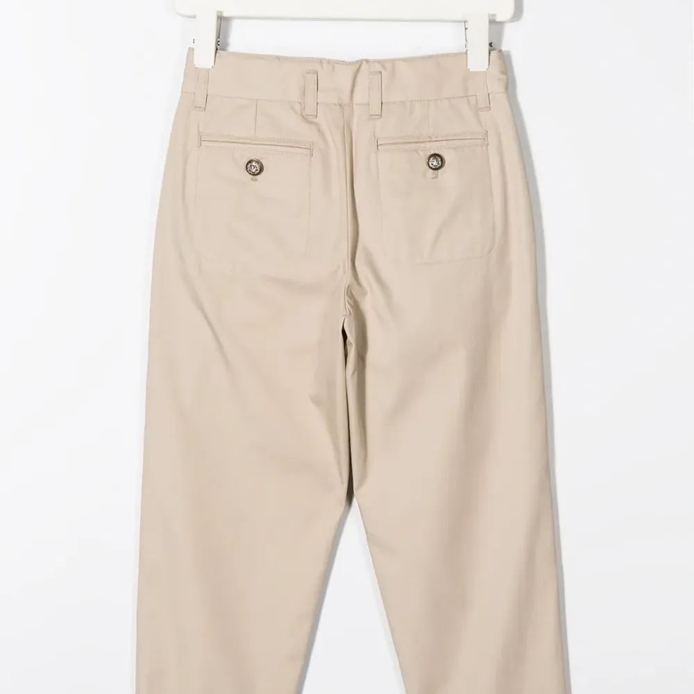 брюки с карманами и складками