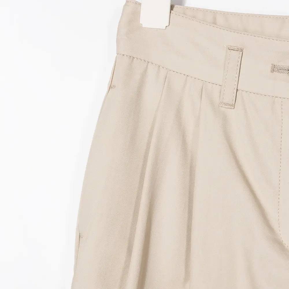 брюки с карманами и складками