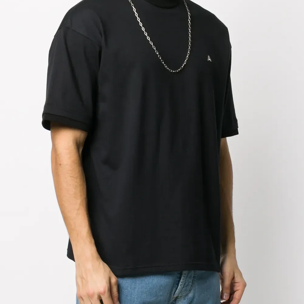 футболка с цепочкой