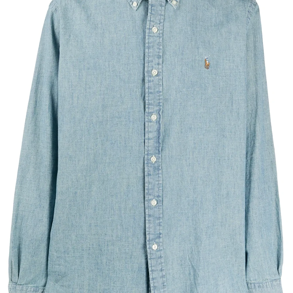 Рубашка из ткани шамбре с вышитым логотипом